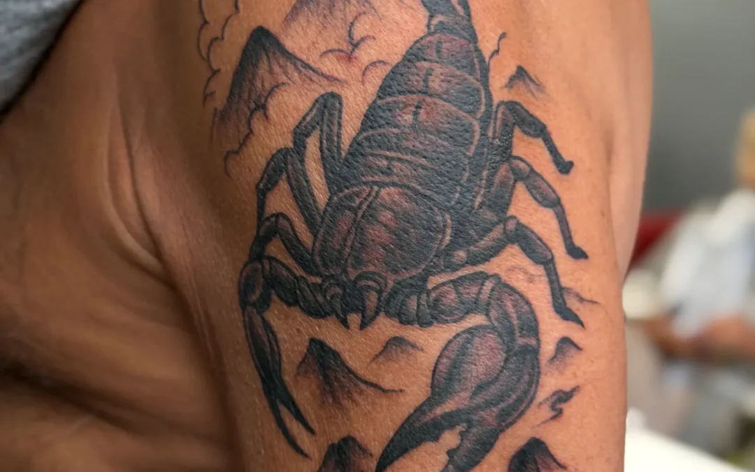Skorpion na tle gór
