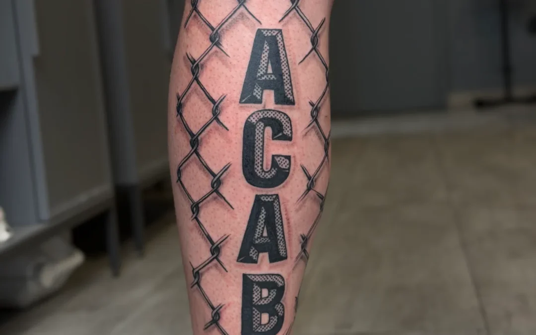 Lettering ACAB z motywem ogrodzenia