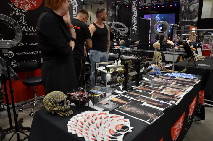 Szeroki widok stanowiska Yakuza na hali Expo Łódź