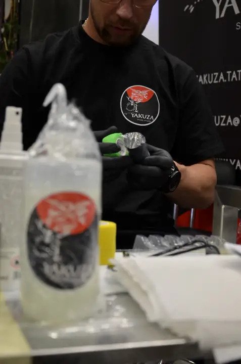 Przygotowanie maszynki i materiałów do tatuowania