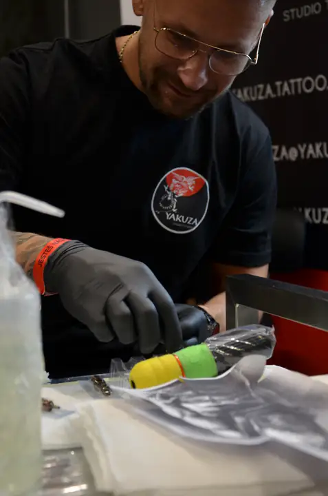 Tatuator Yakuza przygotowuje stanowisko przed sesją