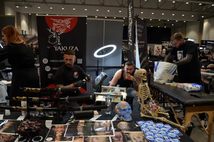 Szeroki widok zespołu Yakuza podczas pracy na konwencie