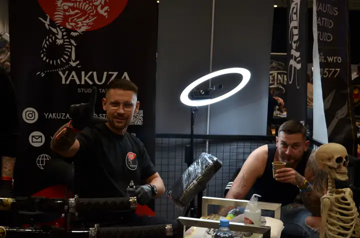 Tatuator Yakuza pozdrawia z konwentowego stanowiska
