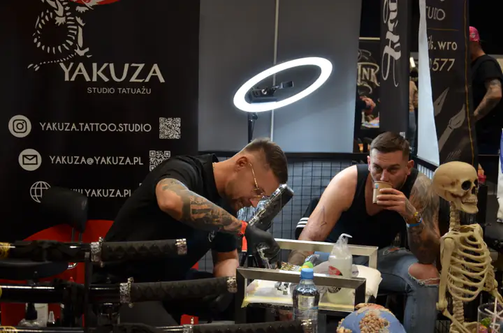 Tatuator pracuje na żywo przy stanowisku Yakuza