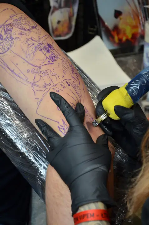 Tatuowanie ramienia na podstawie rozbudowanego odbitego projektu