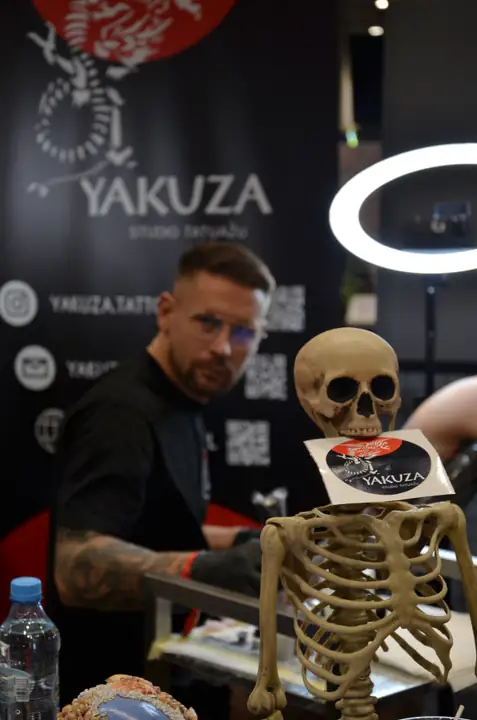 Dekoracyjny szkielet z materiałami Yakuza na stanowisku