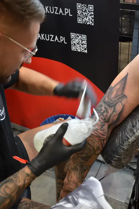 Gotowy fragment tatuażu w czerni i szarości na ramieniu