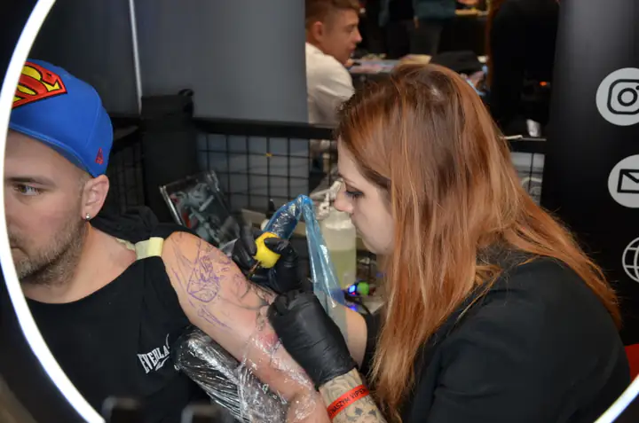 Tatuatorka Yakuza pracuje nad dużym projektem na ramieniu