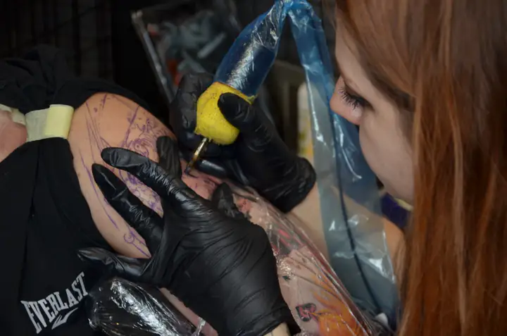 Zbliżenie tatuowania dużej kompozycji na ramieniu
