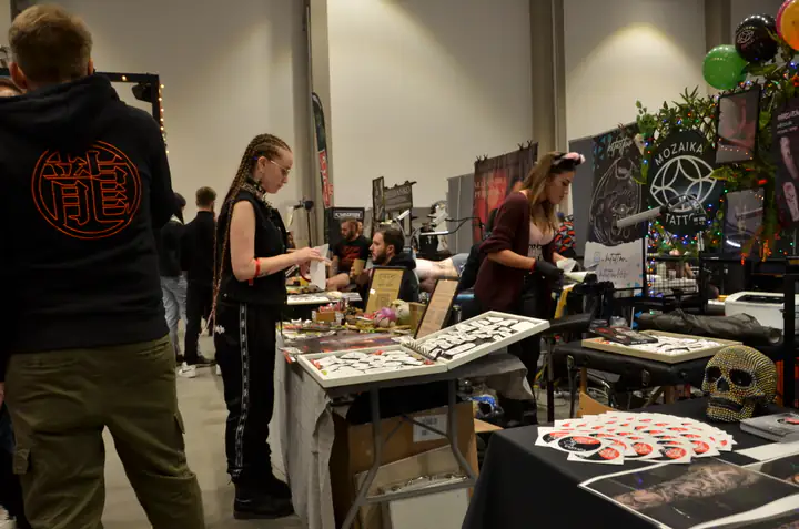 Alejka ze stanowiskami tatuatorów w hali Expo Łódź