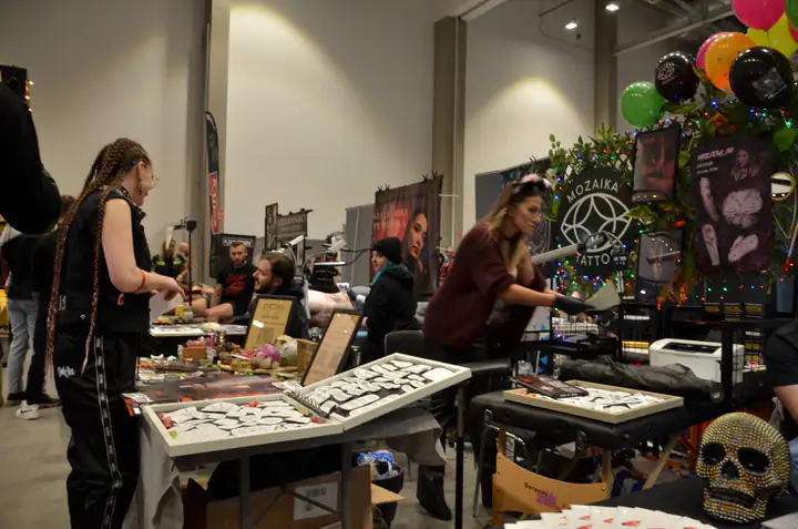Kolorowe stanowiska wystawców podczas Łódź Tattoo Konwent