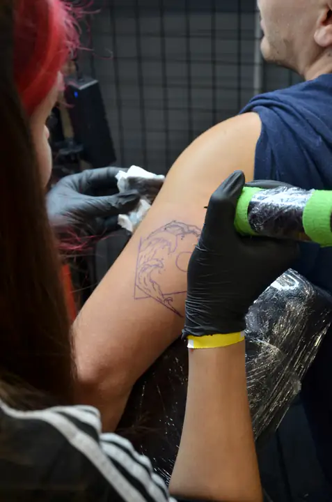 Odbity wzór japońskiej fali przed tatuowaniem