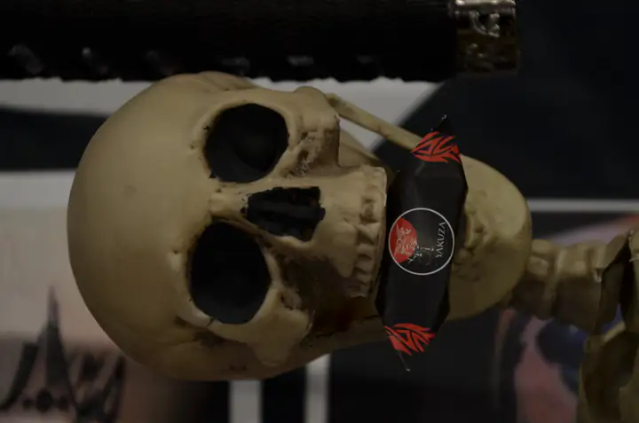 Dekoracyjny szkielet ze słodyczem Yakuza