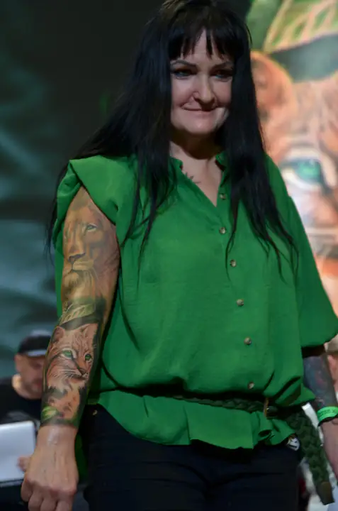 Modelka prezentuje rękaw z lwem i kotem podczas Łódź Tattoo Konwent